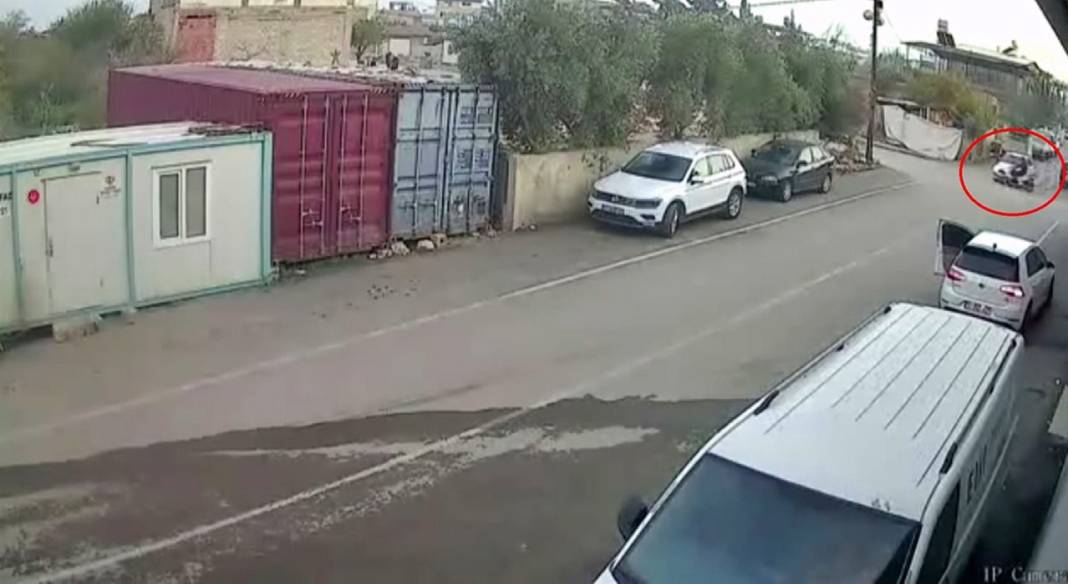 Otomobille çarpışan motosiklet sürücüsü havada taklalar attı 4